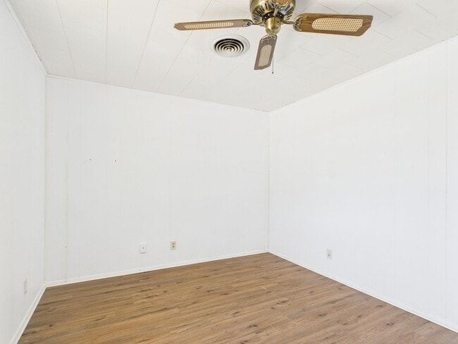 Building Photo - Unit 8