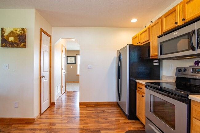 Building Photo - 650 Farmington Dr