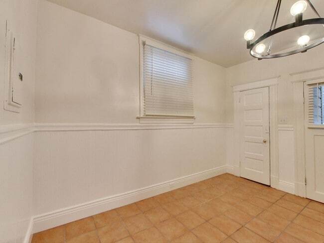 Building Photo - 617 Natoma St