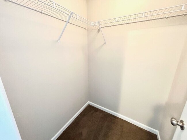 Building Photo - THREE BEDROOMS/TWO & HALF BATHROOMS SPACIOUS HOME - MADISON. MOVE IN SPECIAL!