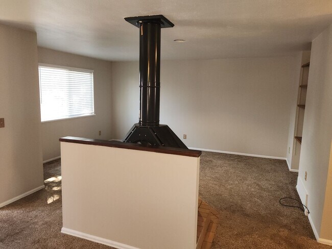 Building Photo - Academy and Vickers--Ranch Style Townhome!