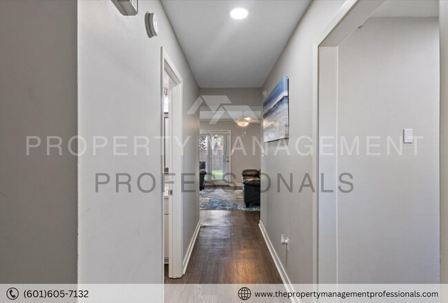 Building Photo - Cute & convenient