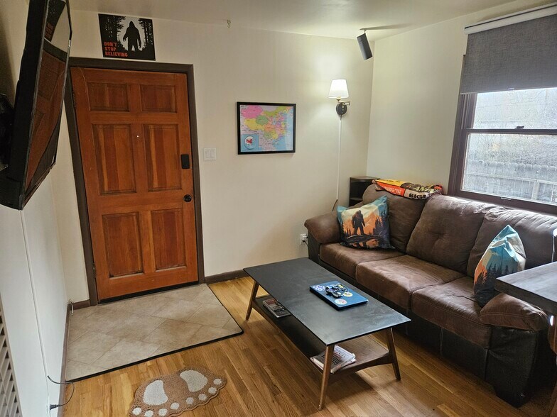 Guest House - 807 E Yampa St