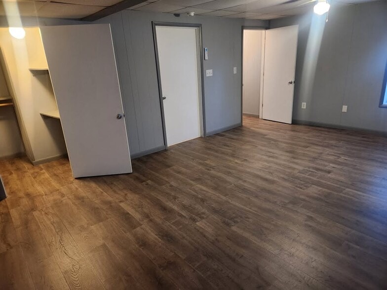 Building Photo - 245 Bishops Glen Dr