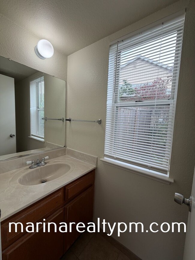 Building Photo - Glen Cove Beauty 3 bed 2.5  bath 2 Story home in established neighborhood