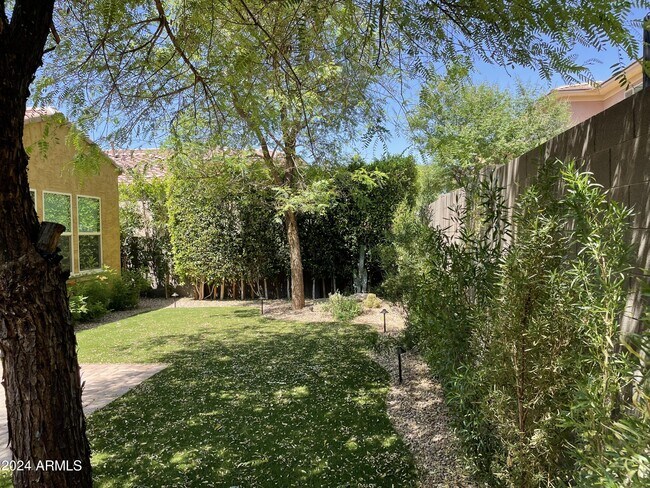 Building Photo - 4624 E Vista Bonita Dr