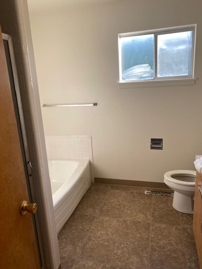 Building Photo - Nice Ranch Style House on 1 acre!!