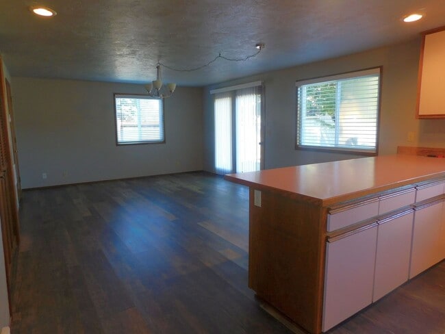 Building Photo - Beautiful 4 Bedroom, 2.5 Bathroom Home in ...