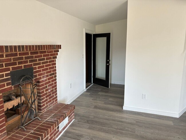 Building Photo - Welcome to the Heart of Unionville prime location!