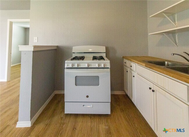 Building Photo - 116 W Avenue A