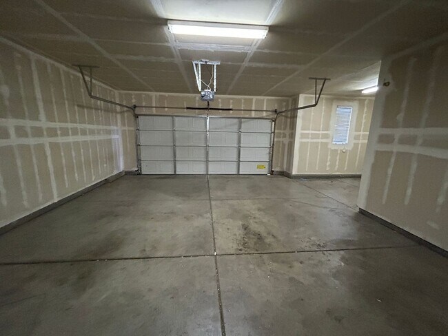 Building Photo - Desirable Location