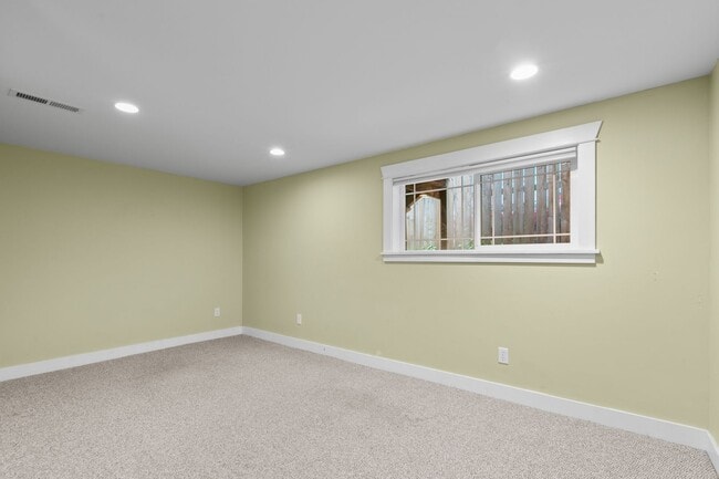 Building Photo - 5Bd/2Ba Seattle Home