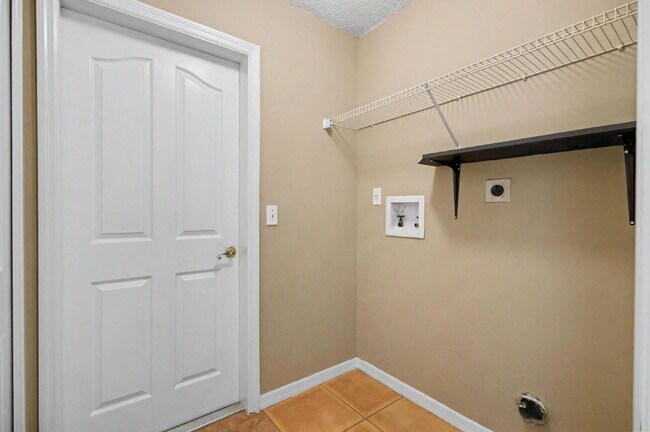 Building Photo - Charming Rental on Quiet Cul-de-Sac!