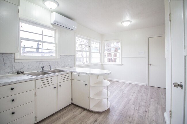 Building Photo - Updated 2 bed 1 bath home