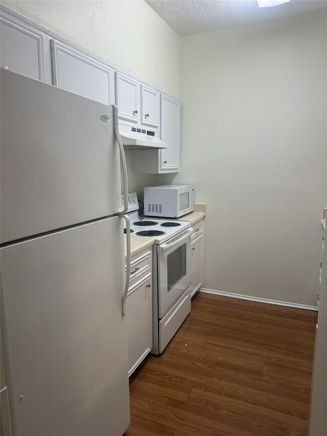 Building Photo - 7009 N Holiday Dr