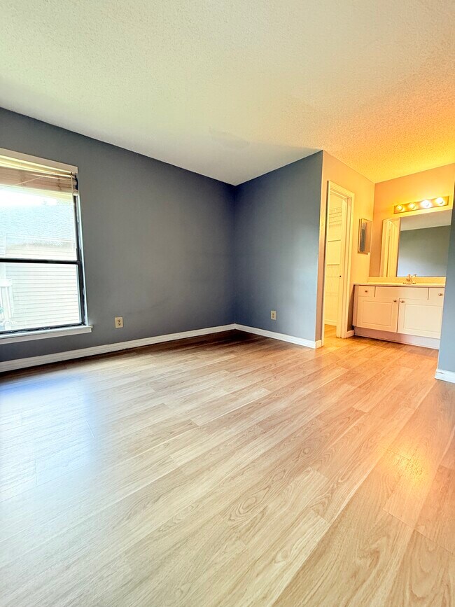 Building Photo - 10200 Belle Rive Blvd