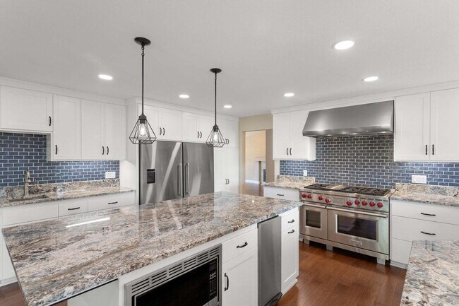 Building Photo - Gorgeous Executive Level Home 4 beds 3 baths close to hospitals and courthouse