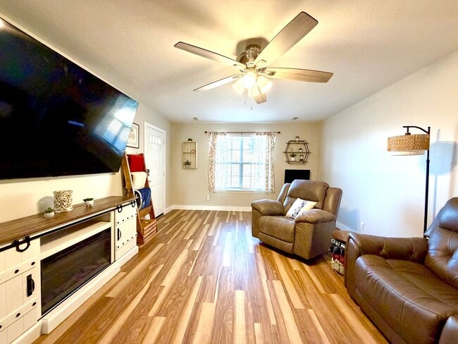 Building Photo - 320 Cottonwood Ct