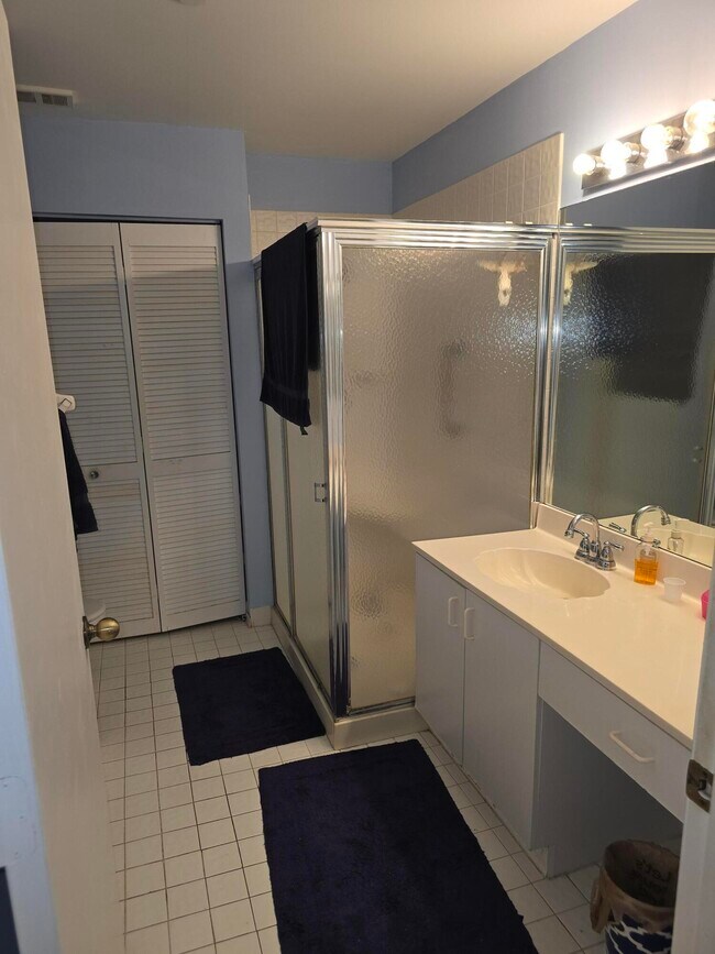 Building Photo - 5084 Rose Hill Dr