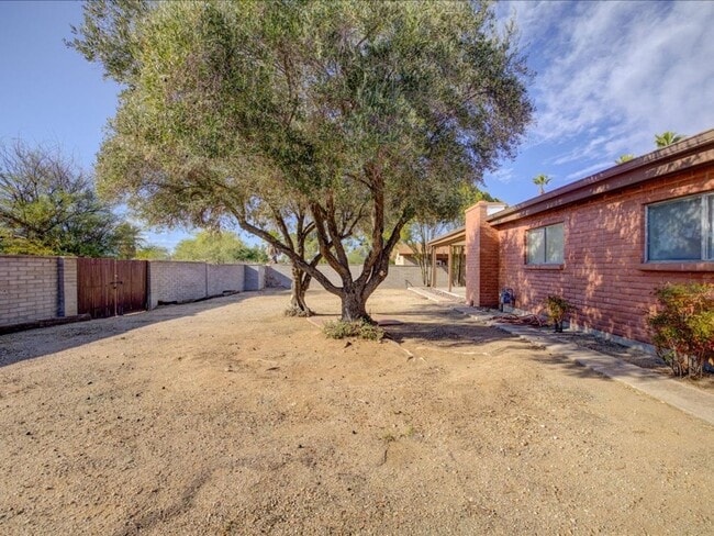 Building Photo - EASTSIDE LOCATION!!!