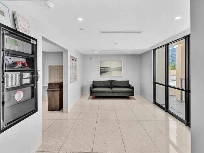 Building Photo - 20301 W Country Club Dr