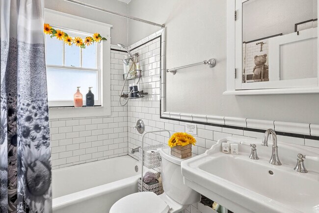 Building Photo - 5901 N Ola Ave