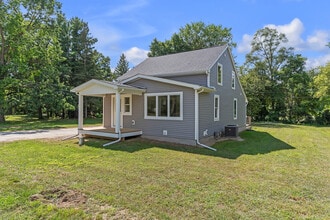 Building Photo - 9045 Hillcrest Dr