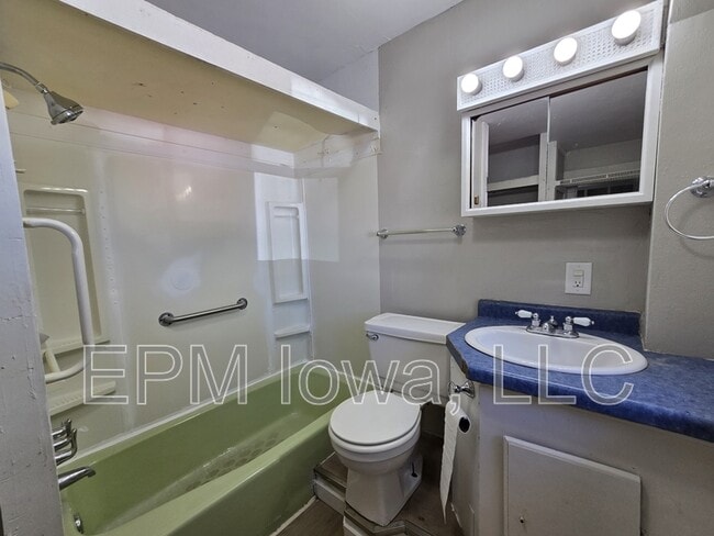 Building Photo - 518 Kern St