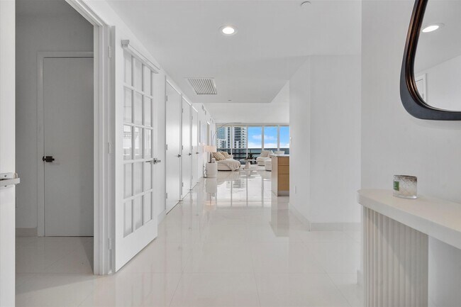 Building Photo - 1830 S Ocean Dr
