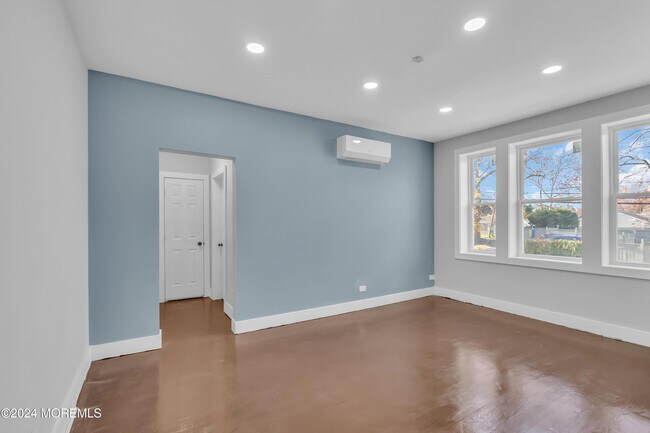 Building Photo - 922 4th Ave