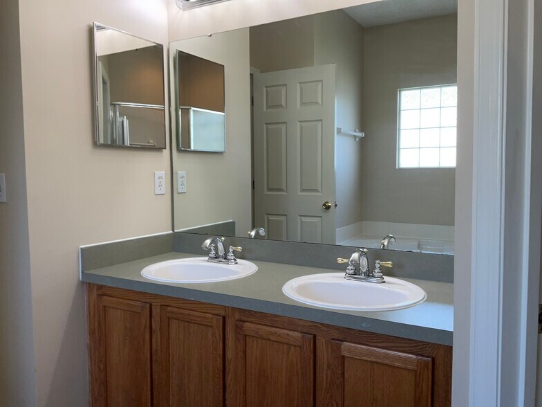 Building Photo - 2711 Salina Ct