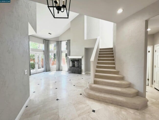 Building Photo - 120 Cortona Dr