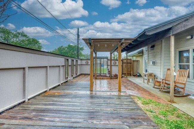 Building Photo - 1002 Bayview Dr