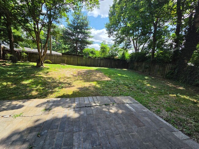 Building Photo - Lovely 3 bedroom 1 bath with spacious kitchen and tons of natural light!