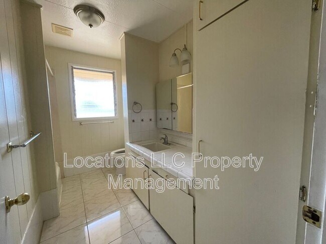 Building Photo - 1595 Makamua St