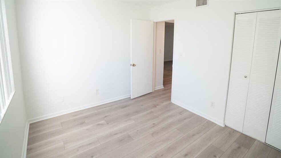 Building Photo - 136 NW 60th Ave