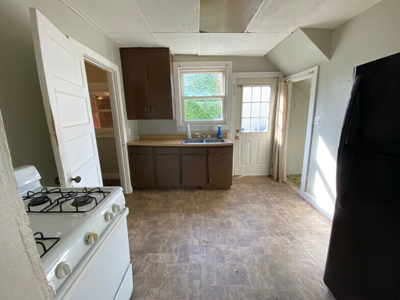 Building Photo - 49 E 9th St