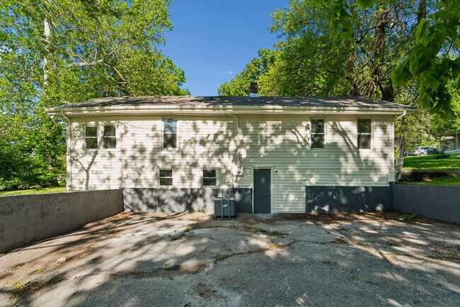 Building Photo - Charming 2-Bedroom Haven in Kansas City Northland!