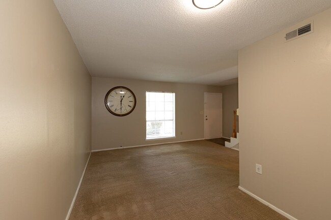 Building Photo - 2 bed 1.5 bath townhome located in the Mil...