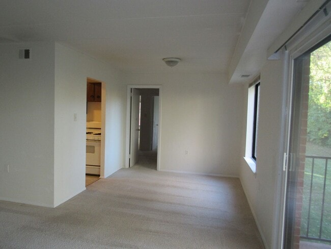 Building Photo - Leesburg 2 bedroom condo with balcony