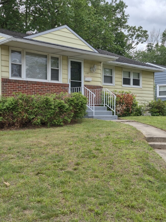 Building Photo - 1107 Hickory St