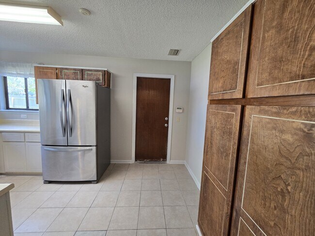 Building Photo - 425 Sunnyside Dr