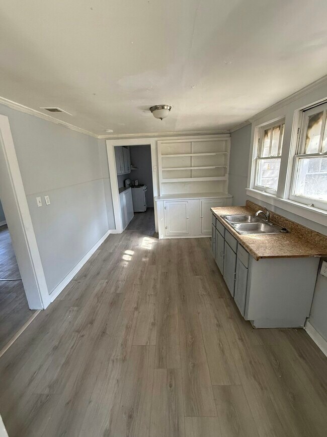 Building Photo - 1070 Arlington St