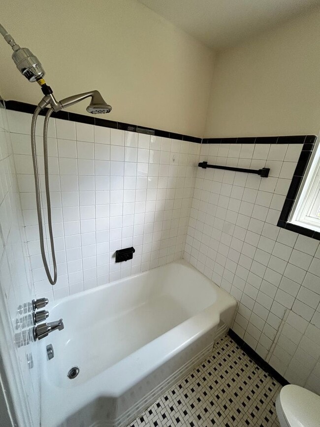 Building Photo - 1815 Powell Rd