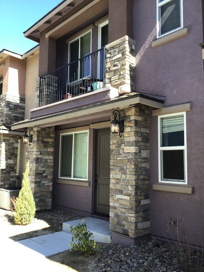 Building Photo - Luxury Living Awaits: Spacious Home with G...