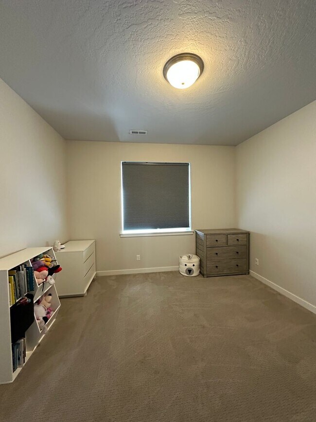 Building Photo - 3 bedroom, 2.5 bath with bonus room in Wes...