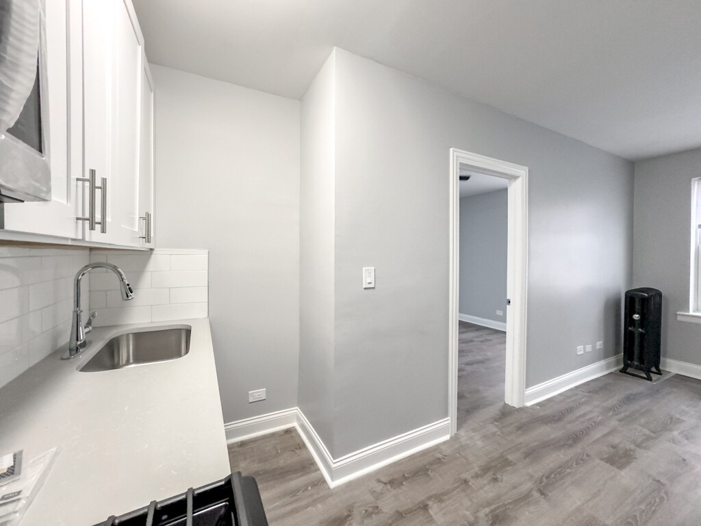 Building Photo - 4241 N Kenmore Ave