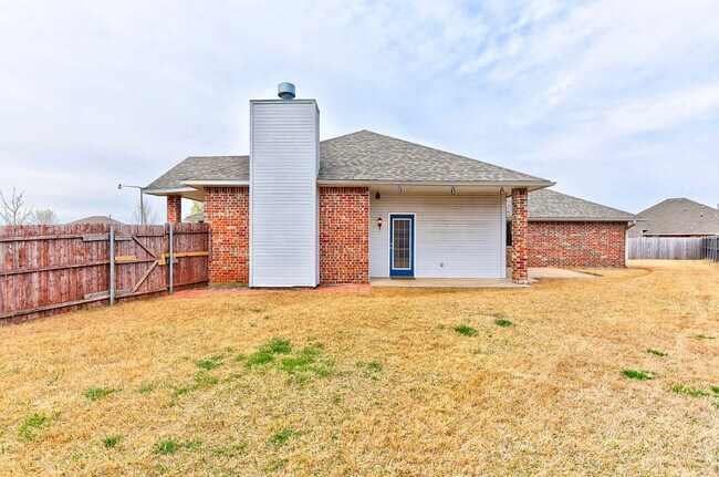 Building Photo - 913 SW 40th St