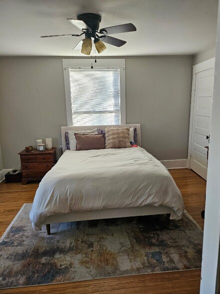 Building Photo - 216 E 2nd St