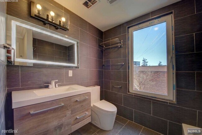 Building Photo - 2 br, 1 bath  - 763 Montgomery St